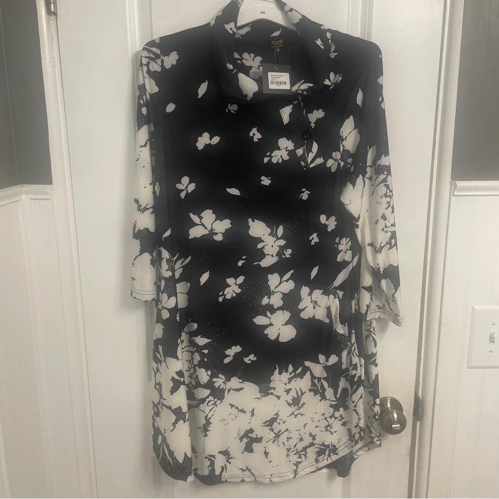 R&B Long Pullover Blouse Shirt Size Large Black and White Floral Tunic
